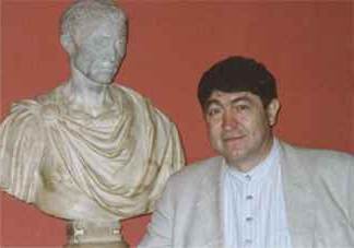 Der Autor an Caesars Büste